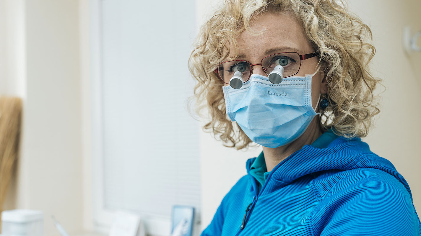 Freundliche Prophylaxe-Expertin führt Prophlaxe beim Zahnarzt in Dresden-Löbtau durch